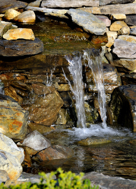 小石瀑布流入盆地图片下载