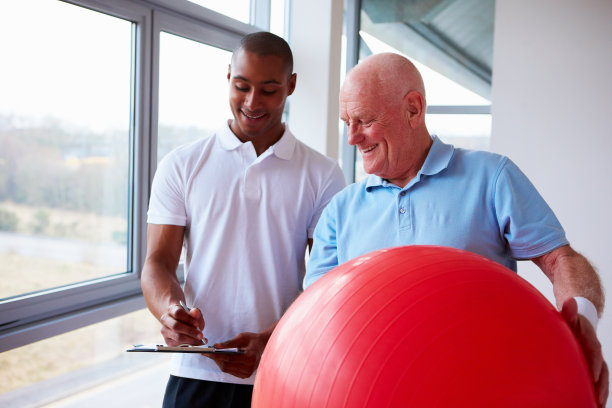 与私人教练一起工作的高级男子素材图片