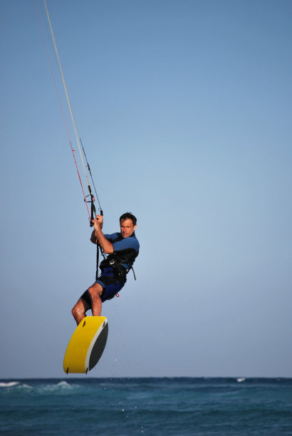 风筝冲浪者正在跳跃图片下载