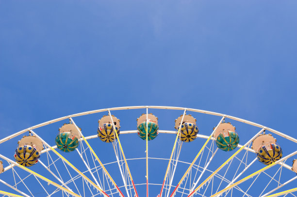 摩天轮映衬着蓝天，顶部是文案空间图片下载