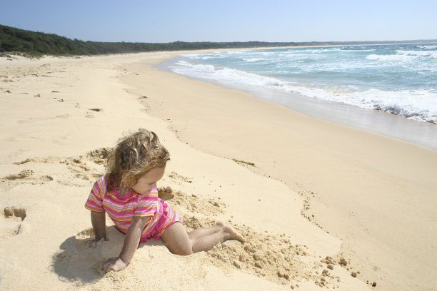 两岁的女孩在海滩上图片下载