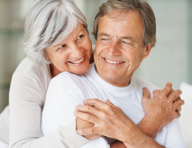 可爱的老夫妇互相拥抱图片下载