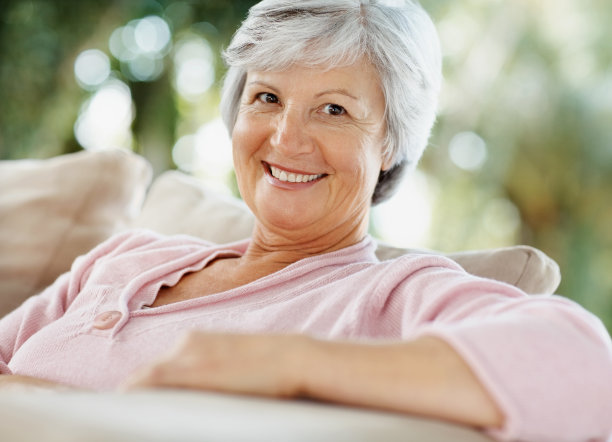 一个漂亮的高级女人的特写图片下载