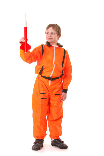 男孩宇航员和红色火箭模型图片下载