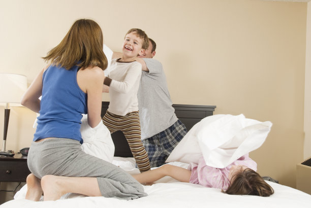 枕头大战图片下载