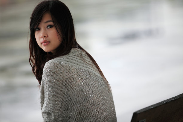 美丽的年轻亚洲女人户外图片下载