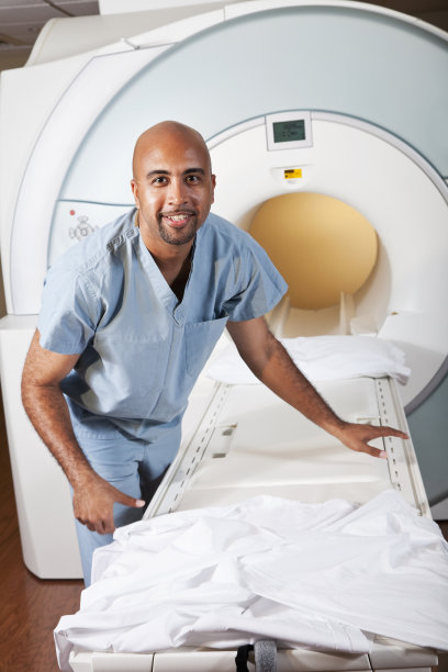医疗保健工作者准备CT扫描仪图片下载