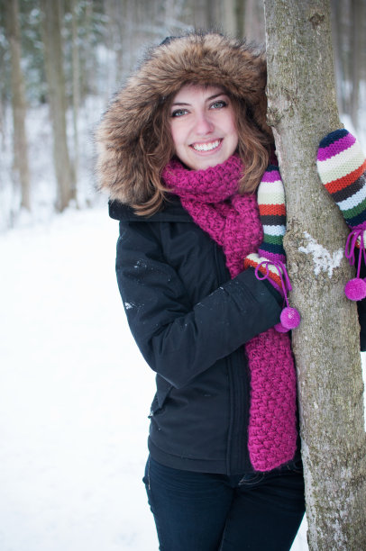 冬天里的年轻女人图片下载