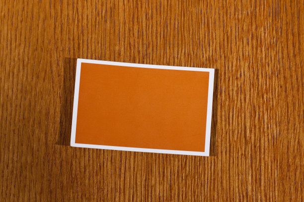 卡片放在木桌上图片下载