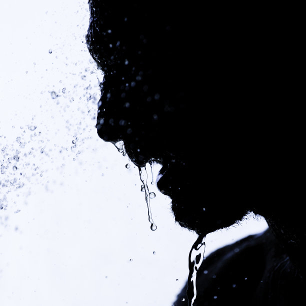 人的剪影水溅在他的脸上图片下载