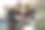 两个真正的机械师在汽车修理厂工作。图片下载