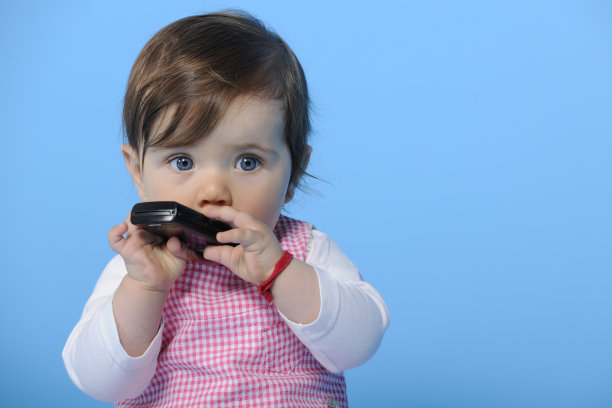 小女孩手里拿着手机图片下载