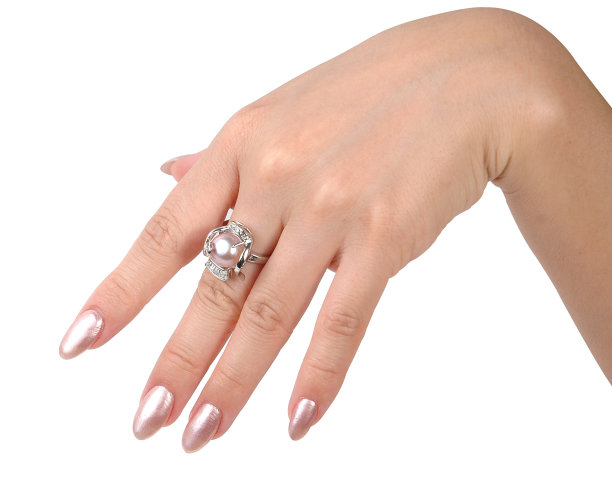 珍珠戒指和手图片下载