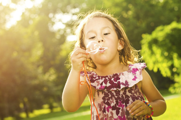 小女孩在公园里吹泡泡图片下载