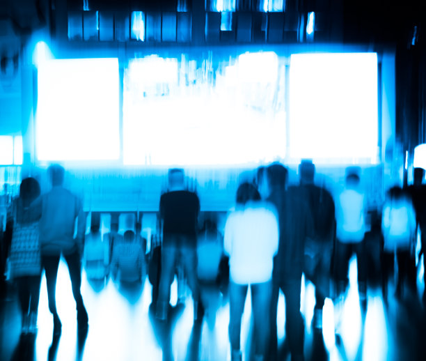 观看户外电影的观众图片下载