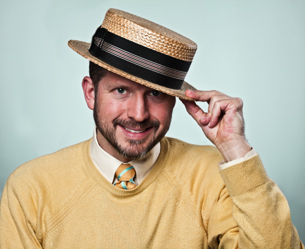 戴草帽的男人图片下载