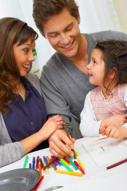 女孩和她的父母玩图片下载