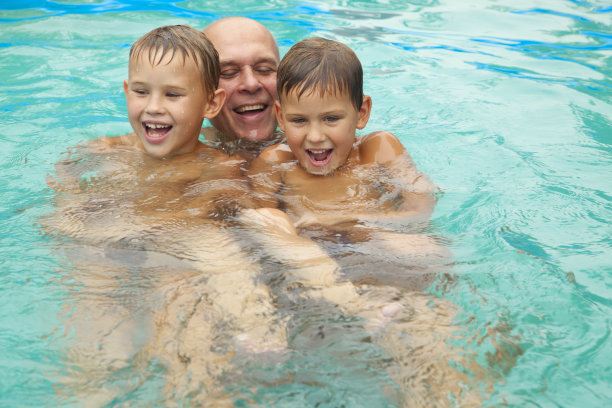 一个白人家庭在泳池里图片下载