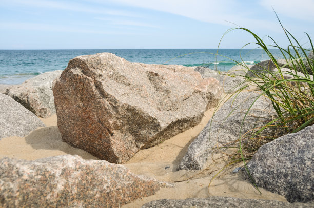 多岩石的海岸线图片下载
