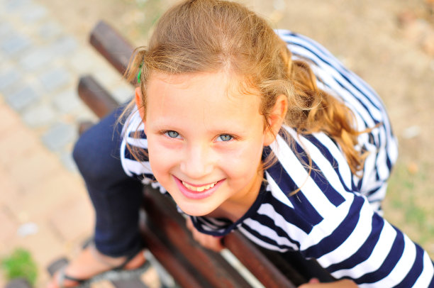 俏皮的女孩图片下载