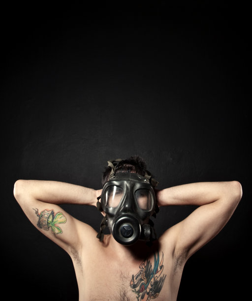 带防毒面具的时装模特图片下载