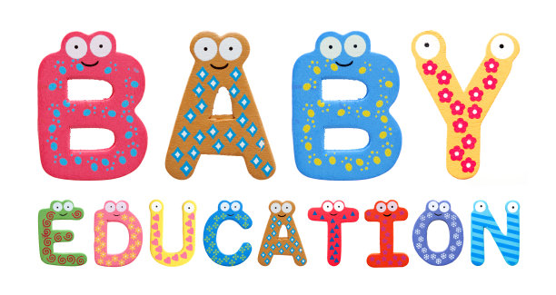 在白色背景下，用电冰箱上的字母进行婴儿教育图片下载