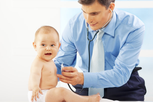 儿科医生检查婴儿病人图片下载