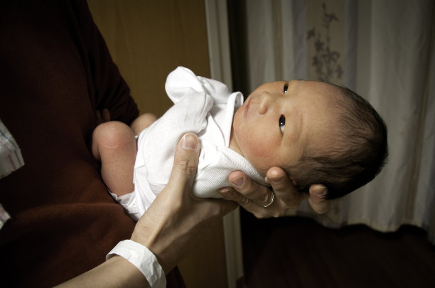 父亲在医院抱着新生婴儿图片下载