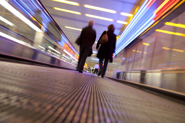 抽象人行道上的商务旅行者图片下载