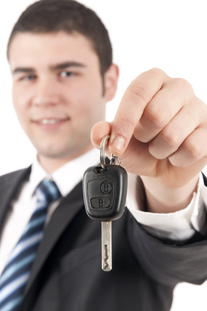 年轻人把车钥匙给了他图片下载