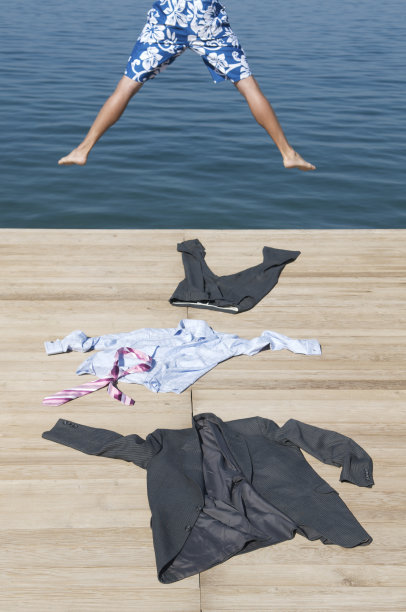 商人脱光衣服跳进海里图片下载
