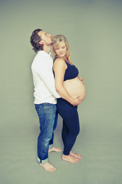 年轻怀孕的夫妇图片下载