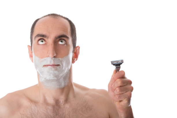 拿着剃须刀，抹着剃须膏的男人图片下载