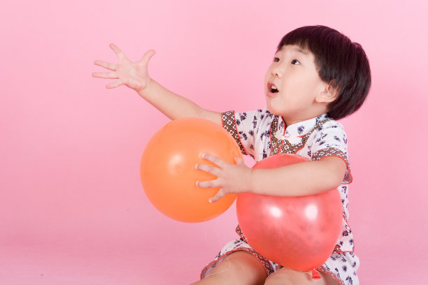 小女孩在玩气球图片下载