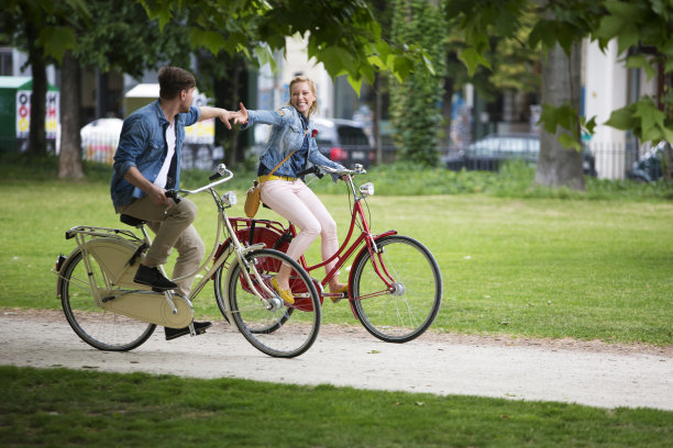 约会情侣骑自行车和牵手图片下载