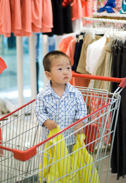 小男孩去购物图片下载