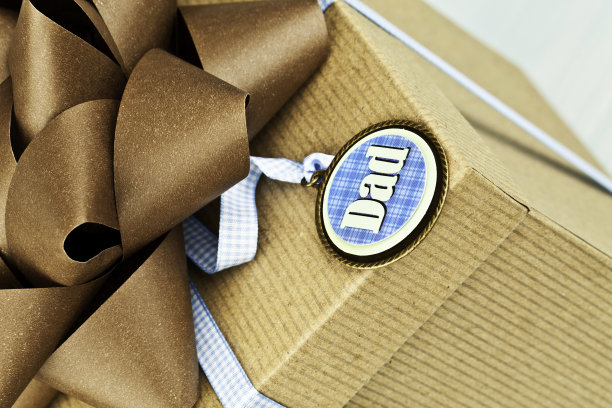 父亲节或生日礼物在回收包装图片下载