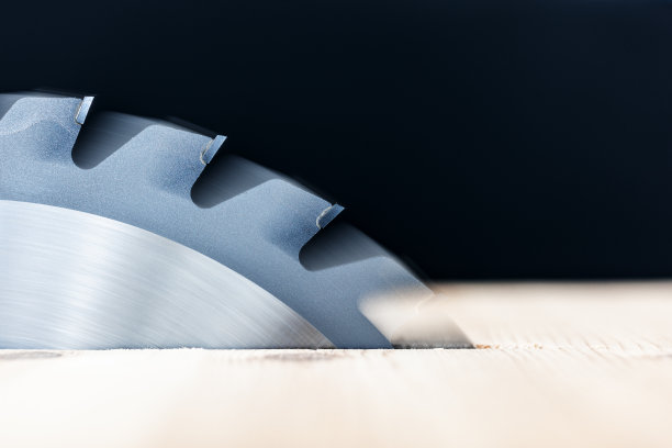 一个模糊运动的圆锯片的特写图片下载