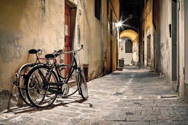 自行车在黑暗的小巷，HDR费伦泽的夜晚图片下载