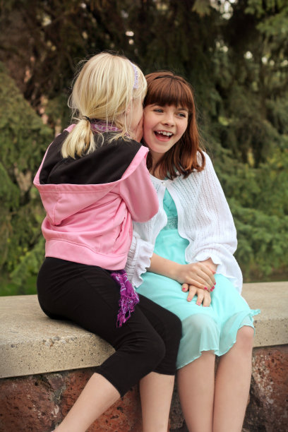 分享秘密的小女孩图片下载