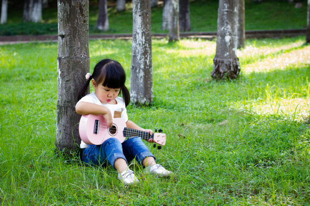 弹吉他的可爱孩子图片下载