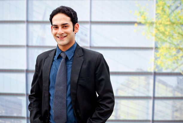 自信、聪明、帅气的印度商人站在办公楼前图片下载