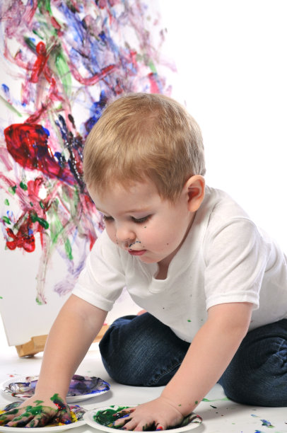 小男孩用手指画弄得一团糟图片下载