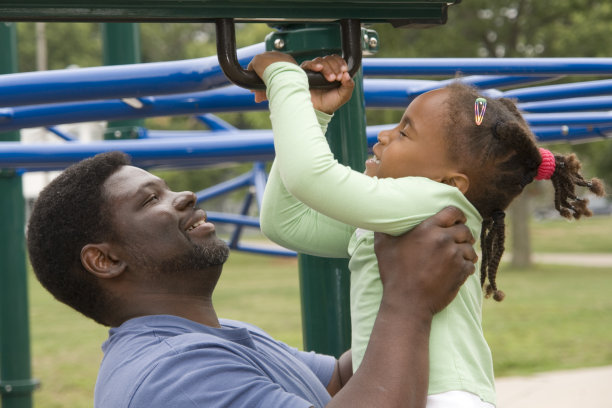 一位父亲帮助他的女儿到达猴架图片下载