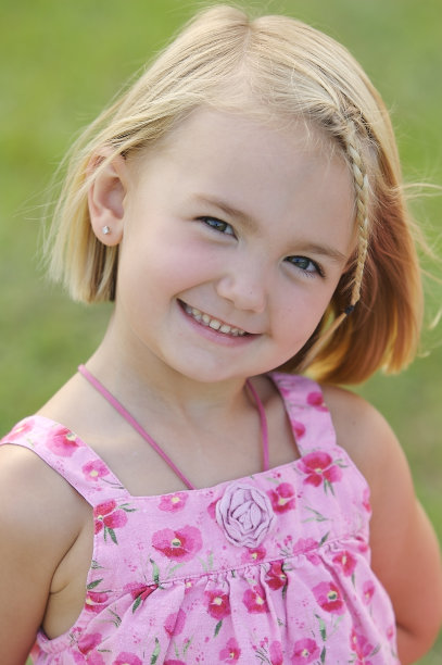 微笑的可爱女孩图片下载