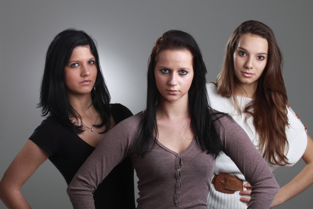 三个十几岁的女性图片下载