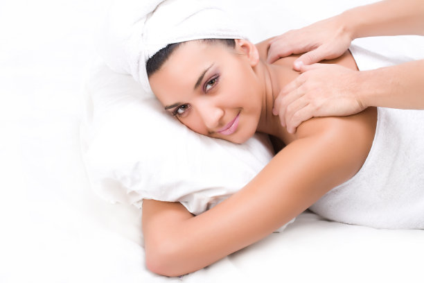 女性背部按摩用毛巾隔离在白色图片下载