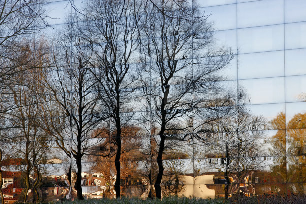 2号办公楼的倒影图片下载