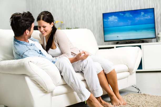 夫妇在家里玩得很开心图片下载