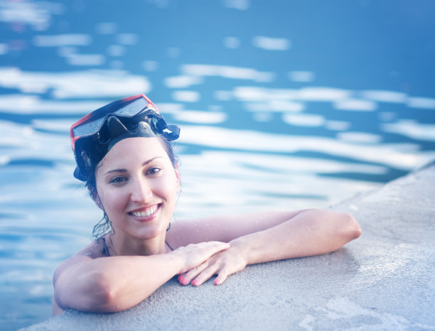 泳池里的女游泳运动员图片下载